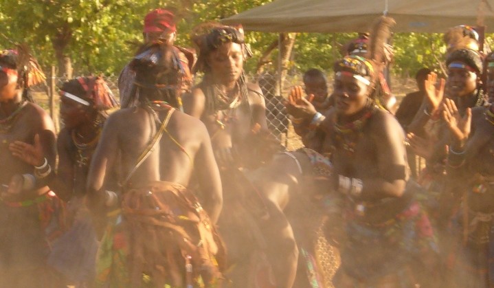 Himbas beim Tanz